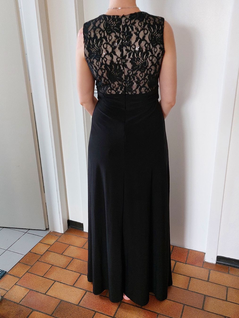 Vestiti: Schwarzes Abendkleid mit Spitze, Grösse 38, neuwertig – Usato da Bern venduto da titaniumsnow 1