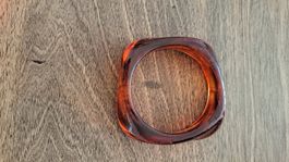 bracelet en résine brun (en bas à droite)
