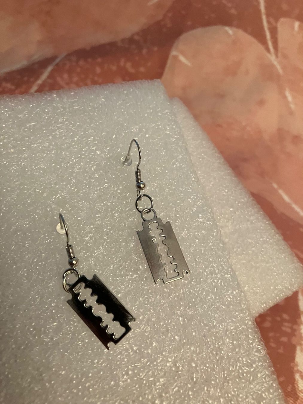 Orecchini pendenti & Orecchini a lobo: Silberfarbene Rasierklingen Hängeohrringe, Modeschmuck – Nuovo (secondo la descrizione) da Affoltern am Albis venduto da Dlotti 2