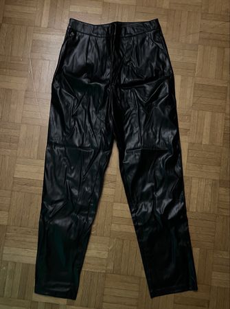 Stylische Kunstleder-Hose in Schwarz, Grösse 36