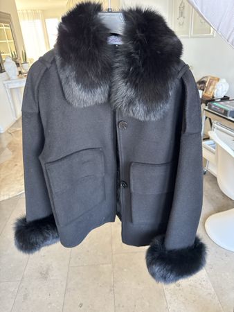 Schwarze Winterjacke mit Pelz von Constance The Label.
