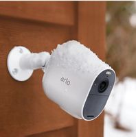 Arlo Essential Spotlight mit neuer Halterung inklusive Schra
