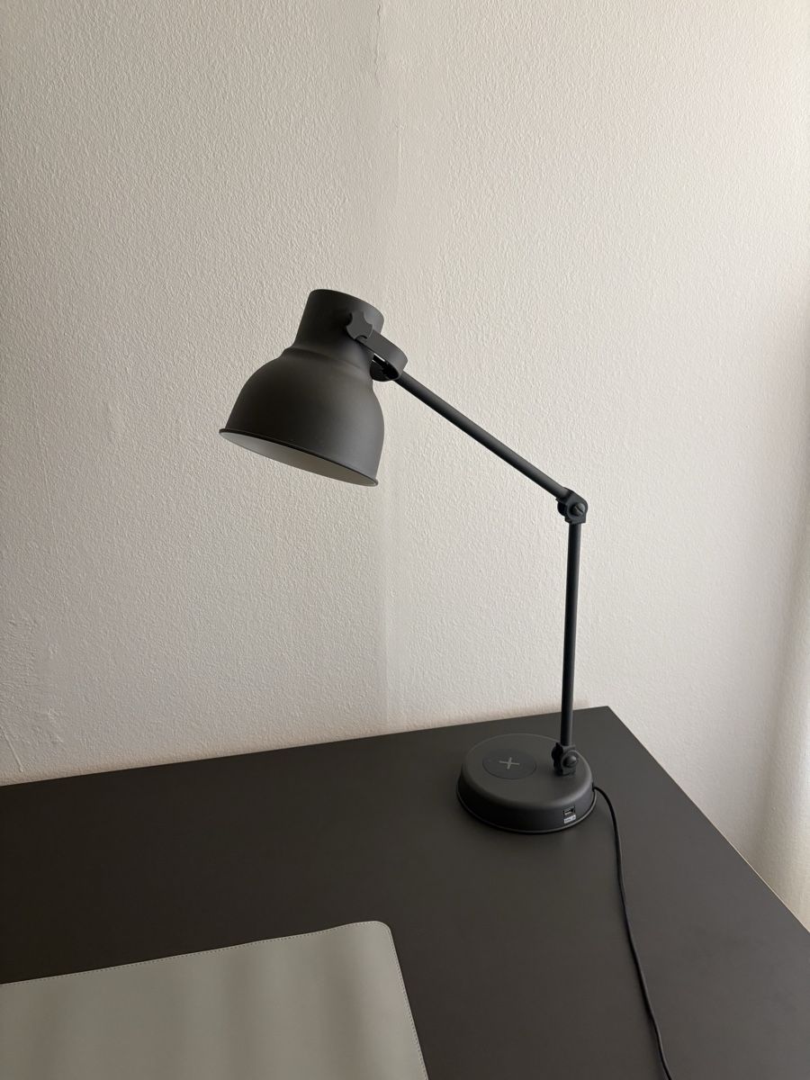 Ikea Lampen: Ikea Tischleuchte, mit Handyladeanschluss, grau – Gebraucht aus Zürich von Lululotta