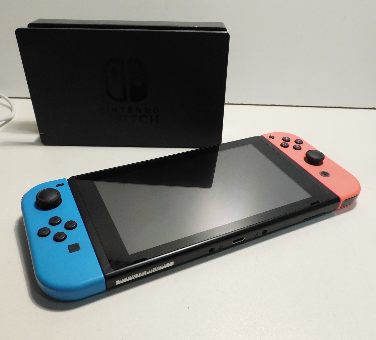Nintendo Consoles: Nintendo Switch Konsole Zubehör Mario Controller – D'occasion à Sursee par 76 3