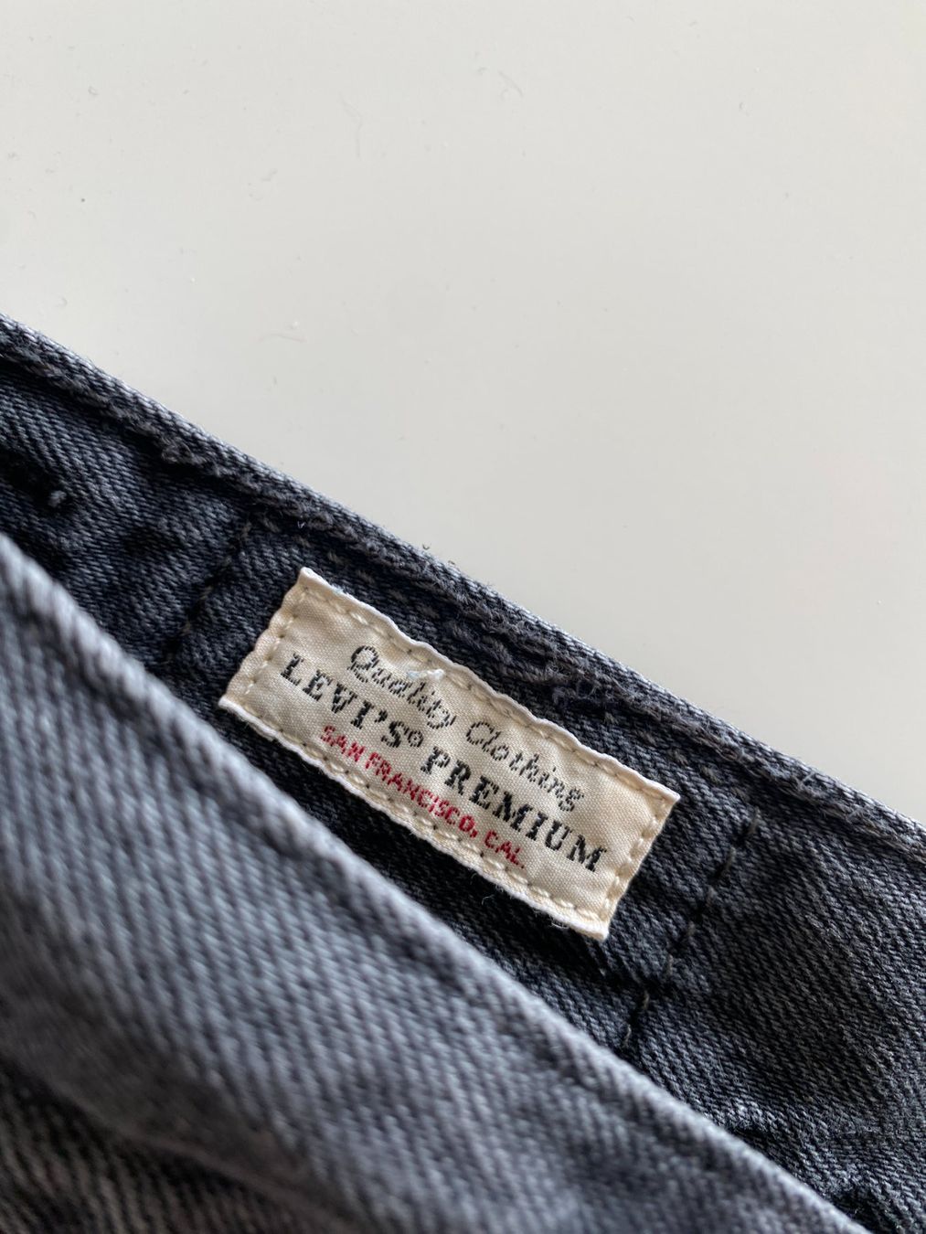 Levi's Jeans: Denim/jeans Shorts Levi's Schwarz – Usato da Zürich venduto da Pianodunst 2