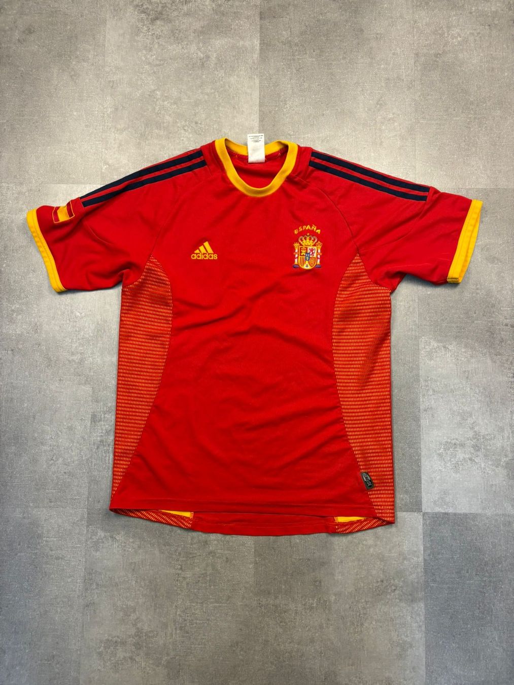Adidas Leibchen & Hosen: Original Spanien 2002/04 Heimtrikot - Grösse M – Neu (gemäss Beschreibung) aus Werdenberg von hase.vintage
