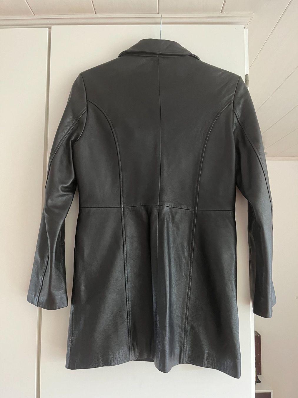 Giacche: Schwarze Lederjacke mit Innenfutter, Grösse S – Nuovo (secondo la descrizione) da Baar venduto da Aatina 1