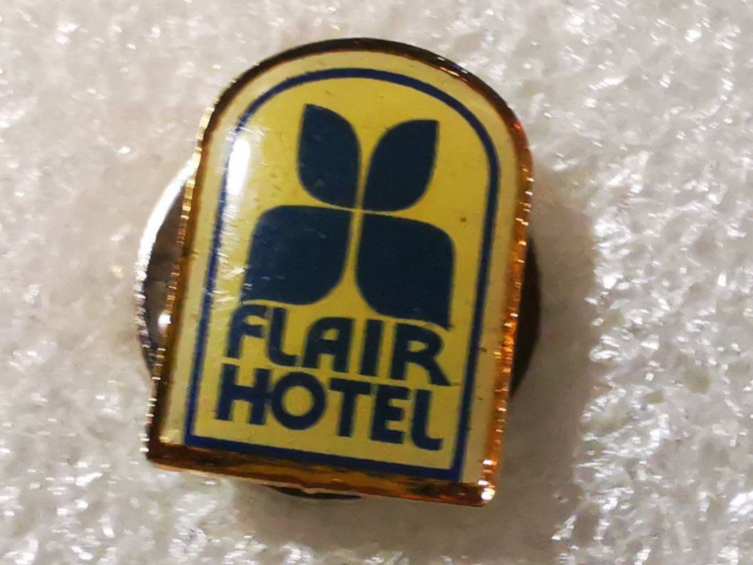 Placchette & Badge: Ansteckpin 19: Flair Hotel – Usato da Oppligen venduto da Pin-Fall-Shop