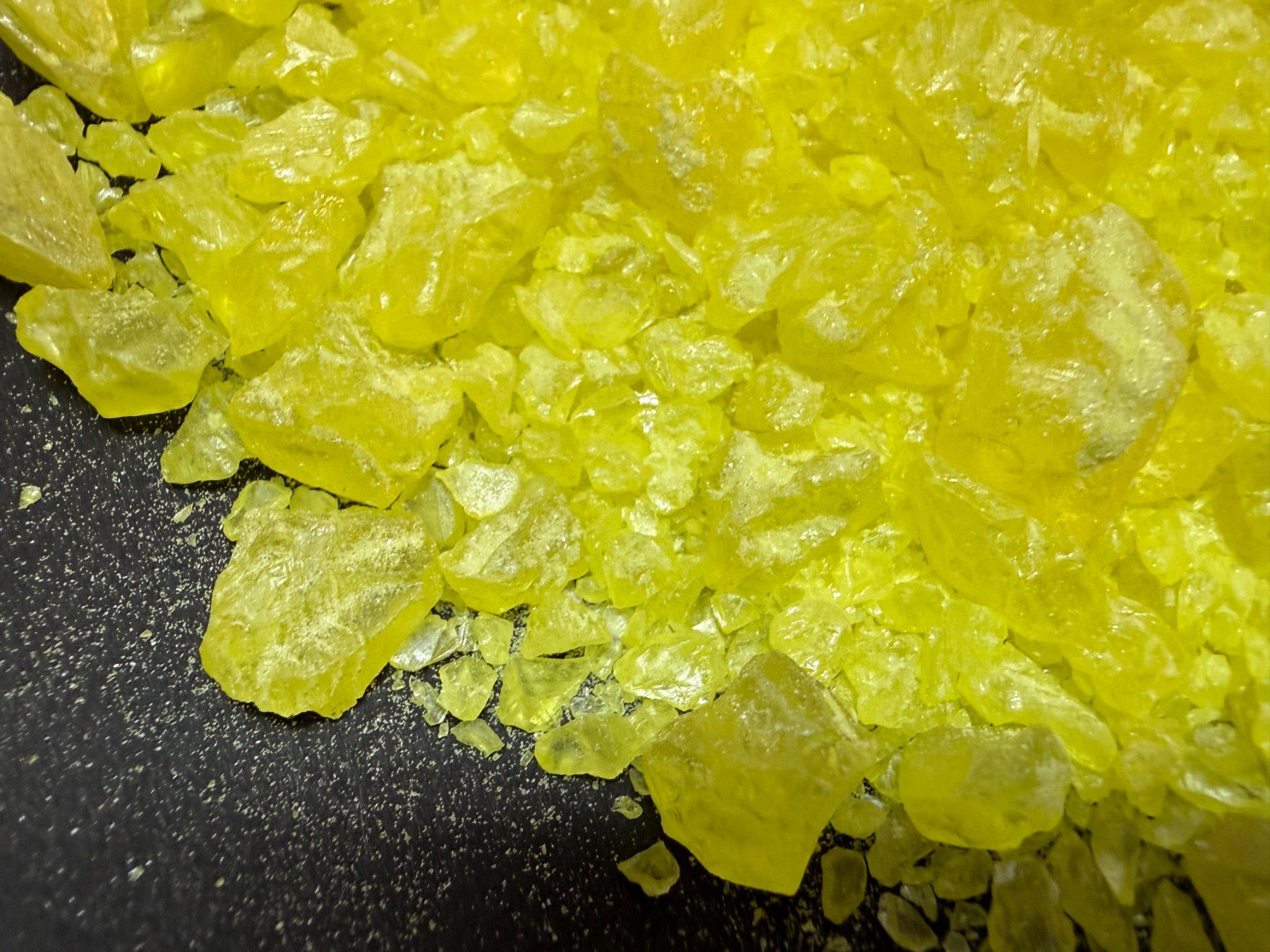 Minerali & Pietre curative: 100 g Schwefel, kristallin – Usato da Lützelflüh-Goldb venduto da Elementis 1
