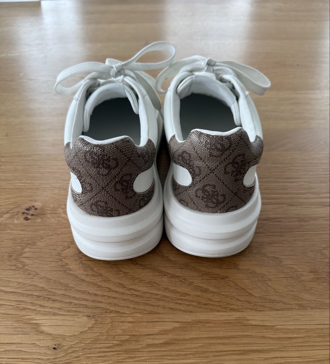 Guess Scarpe da donna: Sneaker von Guess Gr. 37 – Usato da Steffisburg venduto da NadiTh 4