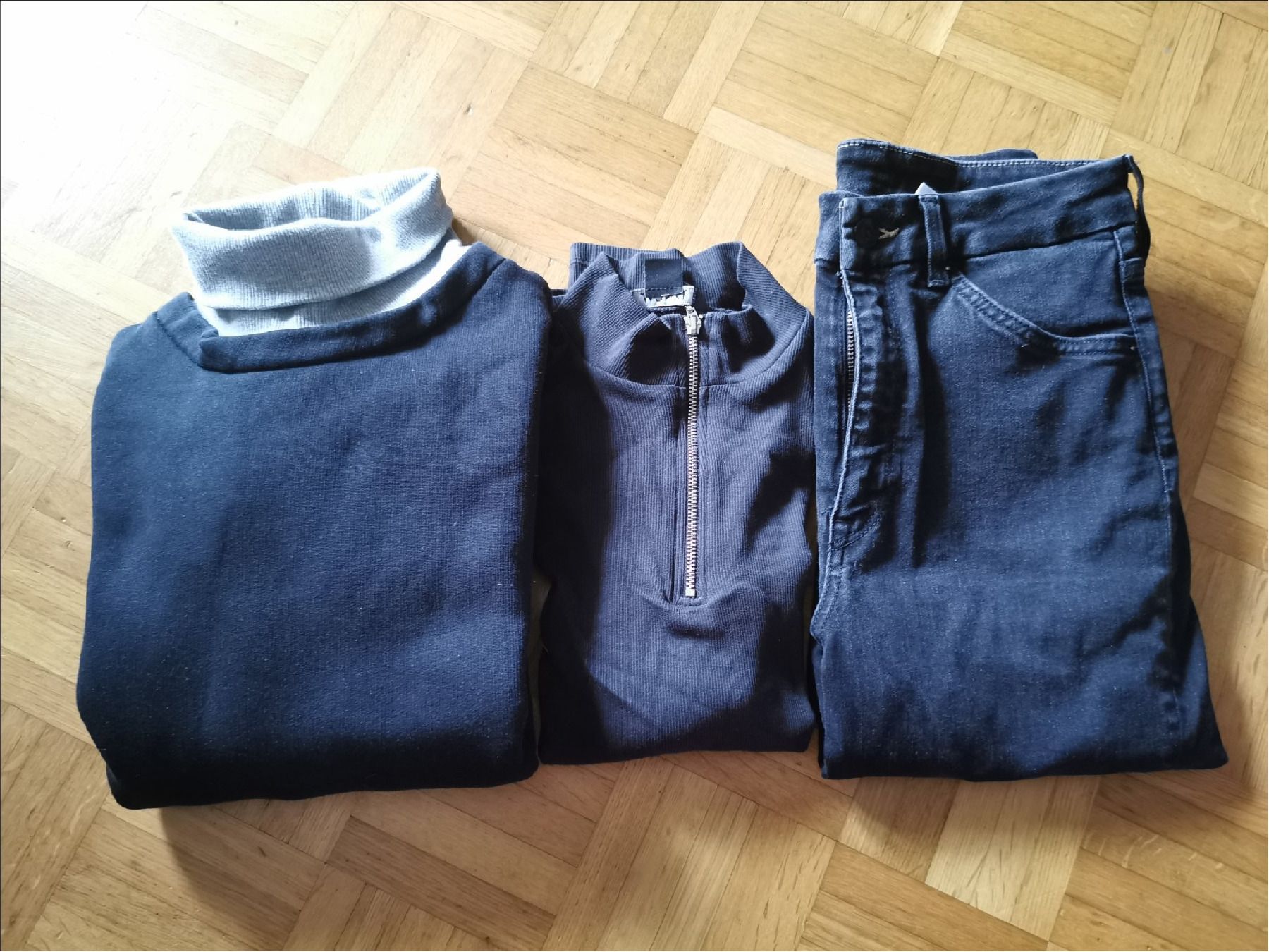 Kleiderpakete: Pullover und Sweatshirt Gr. S, Highwaist-Jeans Gr. 29 – Gebraucht aus Basel von grandfamily