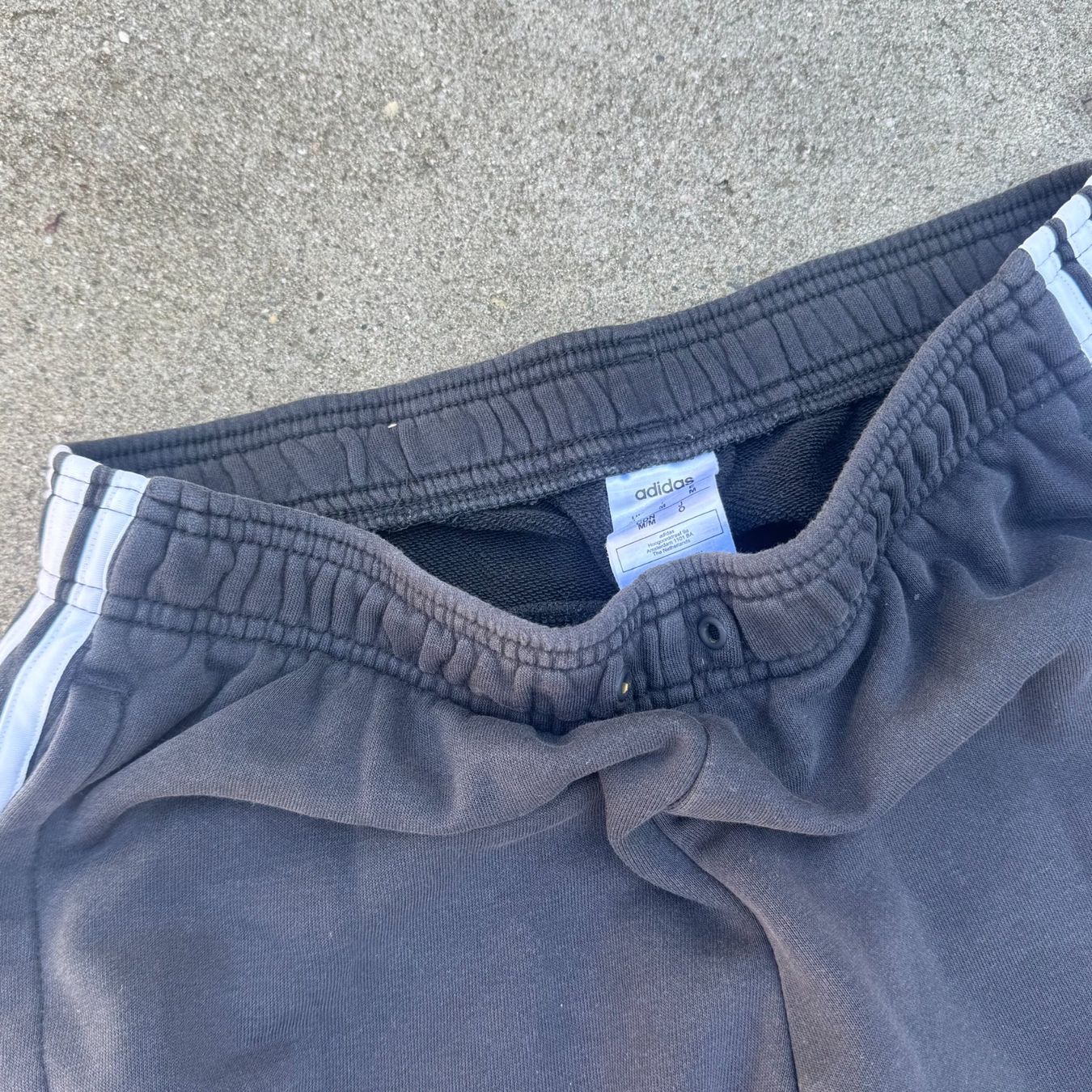 Adidas Pantaloni: Adidas three stripes black sweatpants trainerhose retro – Usato da St. Gallen venduto da sourced_limited 2