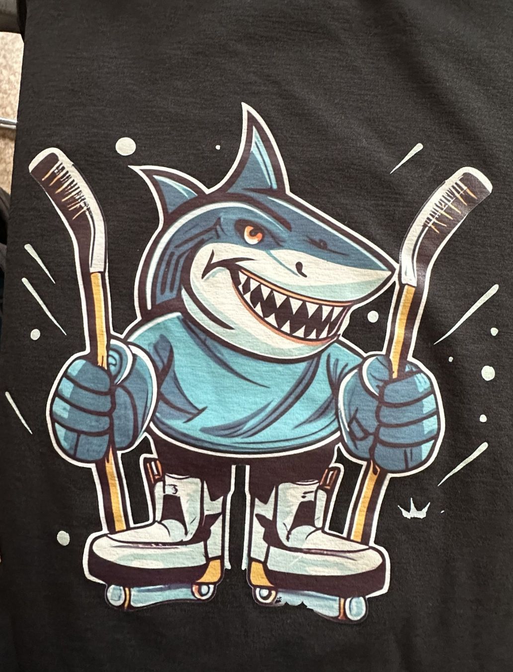 T-Shirts: T-Shirt Gr.M "Hockey+Shark" – Gebraucht aus Churwalden von BarBa727 1