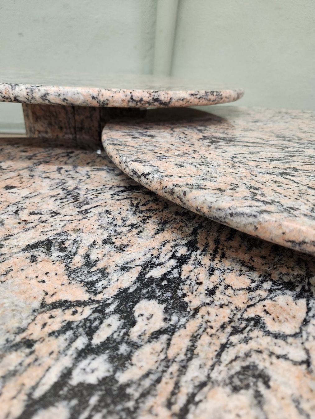Tavoli: Runde Designer Couchtische aus Granit – Usato da Lichtensteig venduto da UsedIN 2