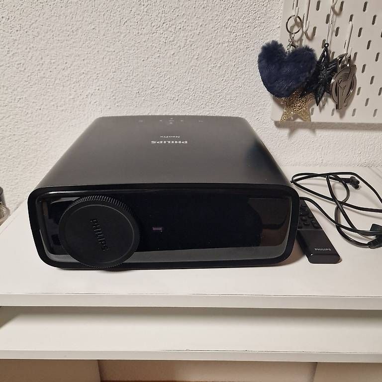 Philips Videoprojektoren: Philips NeoPix 730 Beamer inkl. Leinwand mit Ständer – Gebraucht aus Grafstal von Leednow