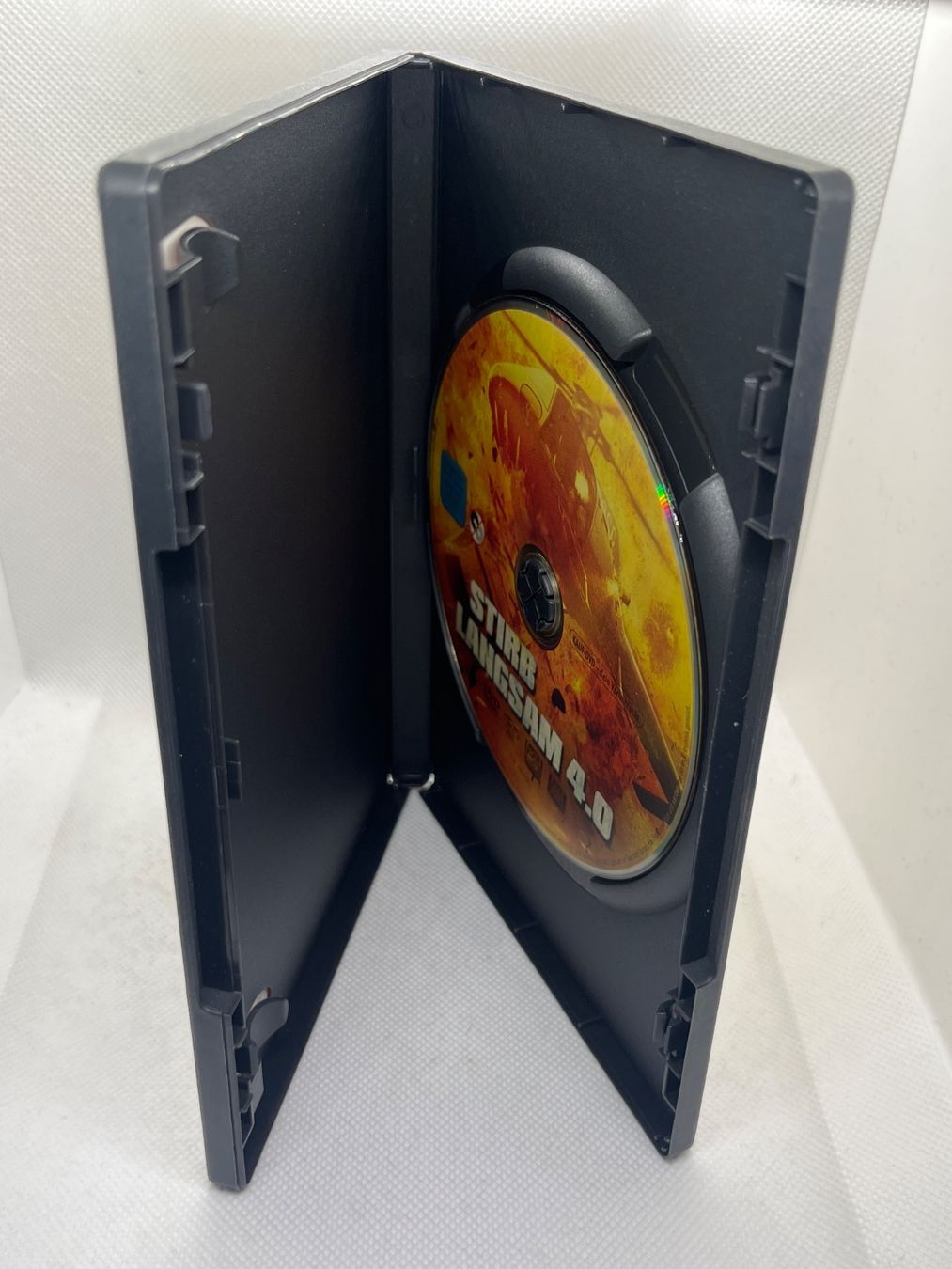 Tous les DVDs: DVD Stirb langsam 4.0 – Bruce Willis – D'occasion à Hinterkappelen par Kim1992 2