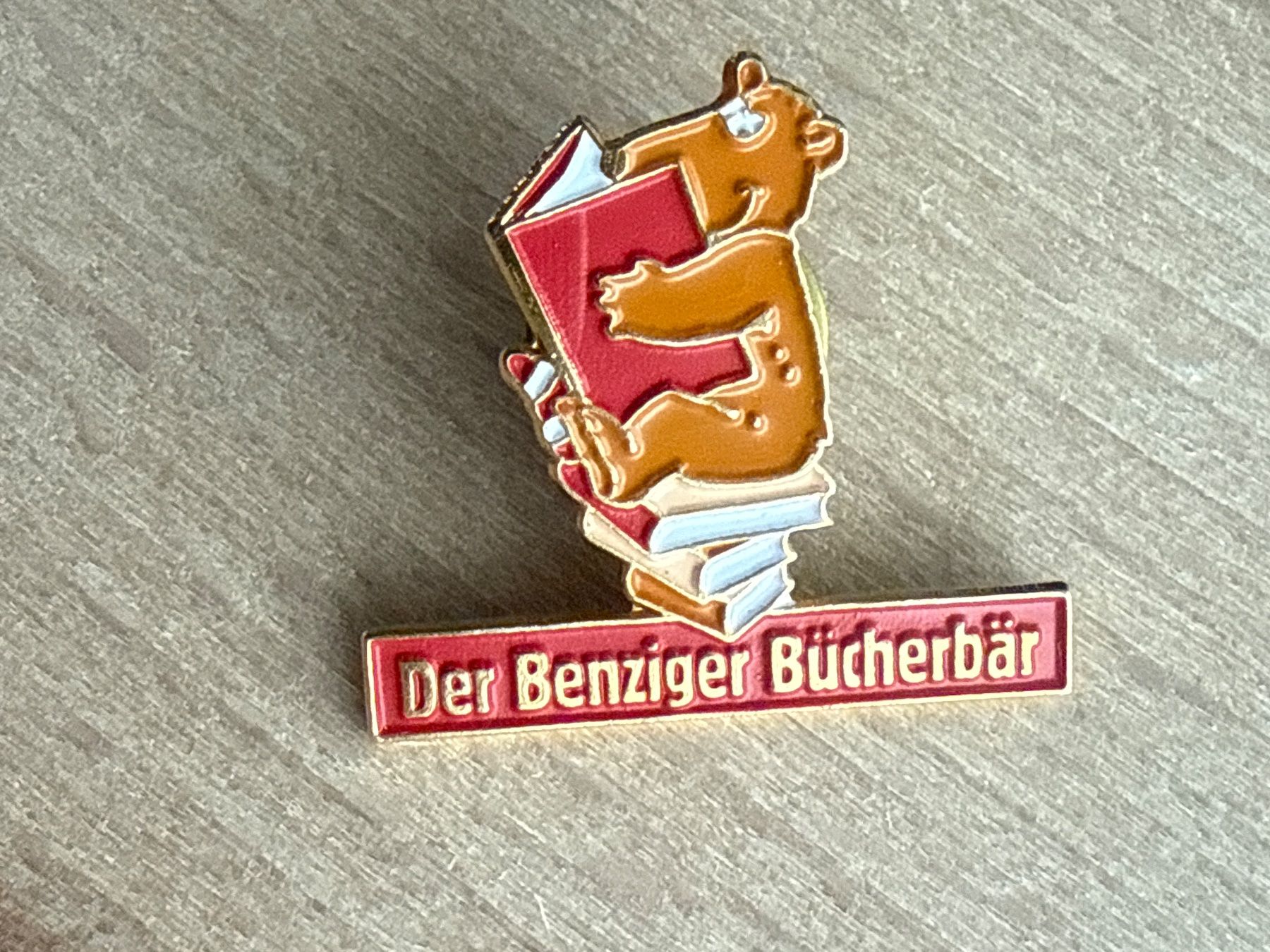 Plaketten & Abzeichen: Pin Der Benziger Bücherbär – Gebraucht aus Glattbrugg von Schweigmatt