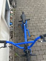 Blaues BMX Velo