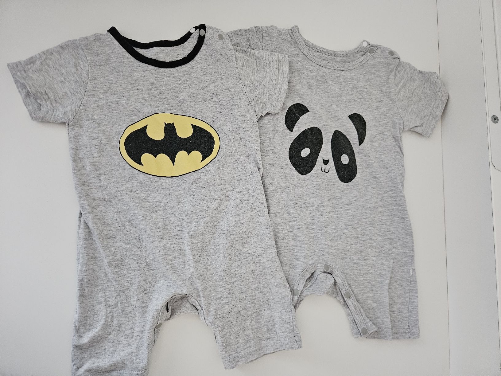 Pigiama & Simili: 2 Baby Sommerpyjamas, Batman & Panda, Gr. 80/86 – Usato da Bern venduto da Oloui