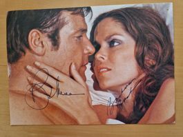 Roger Moore / Barbara Bach , Original Autogramme auf Foto