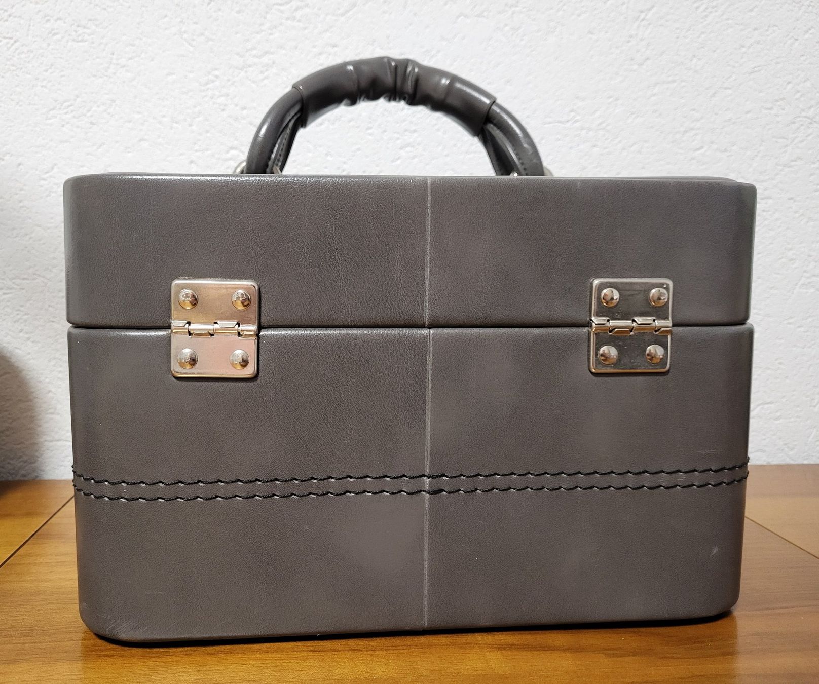 Custodie per cosmetici: Beauty Case – grau - verschliessbar – Usato da Eschlikon TG venduto da Hirzliblick 3