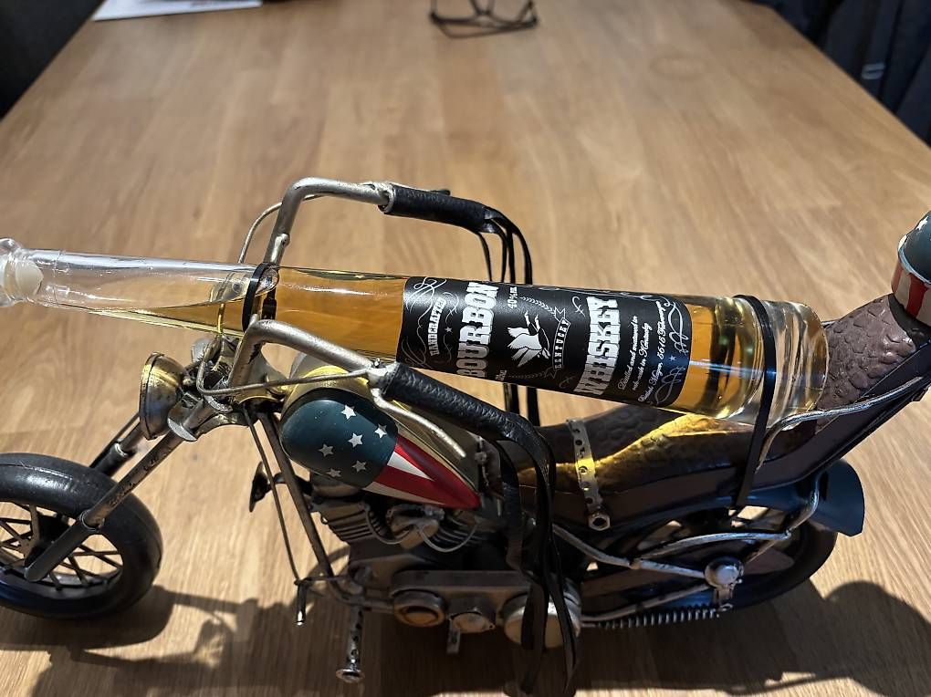 Tutte le decorazioni: Deko-Motorrad mit Whiskyflasche  – Usato da Münsingen venduto da Poili-9 1