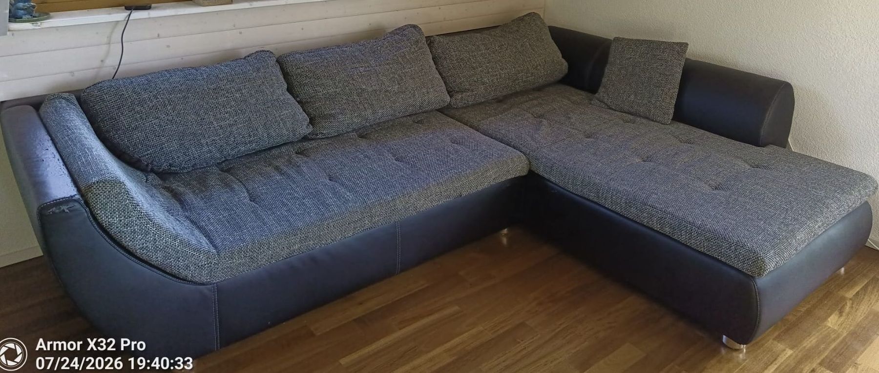 Sofas: Ecksofa grau Stoffkombination Lederoptik  – Gebraucht aus Altikon von NSGT-R