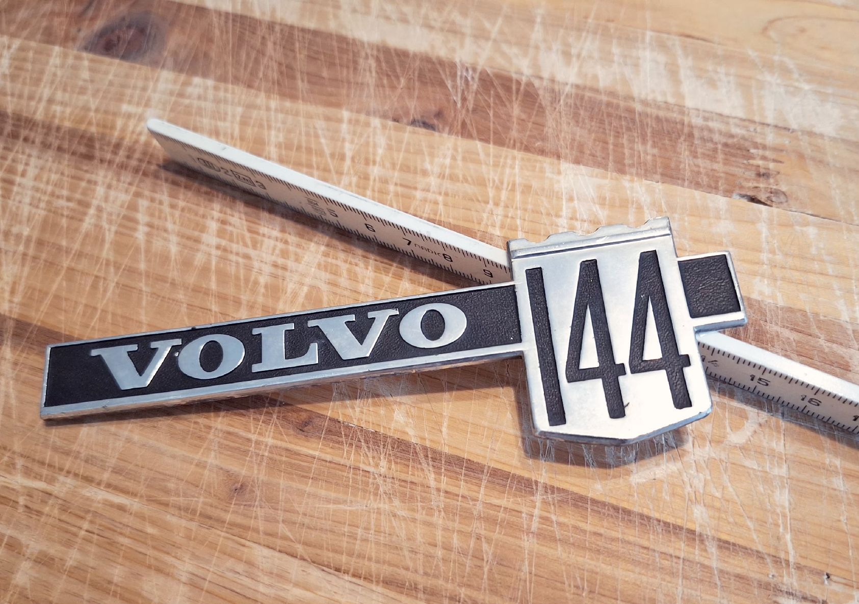 Volvo Tutti pezzi di ricambio auto: Volvo 144 Emblem – Usato da Triesen venduto da BLACKSHEEP75 2