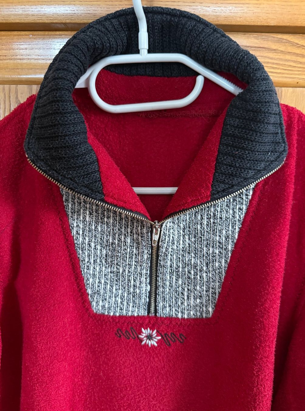 Maglioni & Felpe: Fleece-Pulli rot mit Reissverschluss und Edelweiss – Usato da Zäziwil venduto da kreative-ideen 1