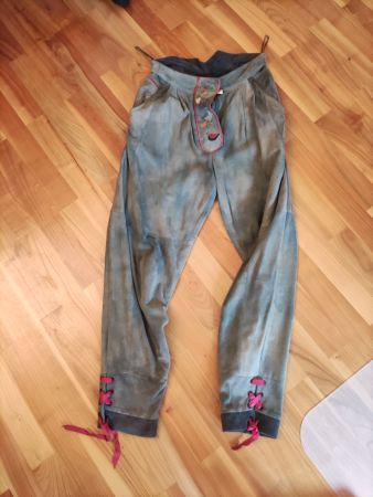 Toll fallende Lederhose, feines Nappa m. Trachten Applikatio