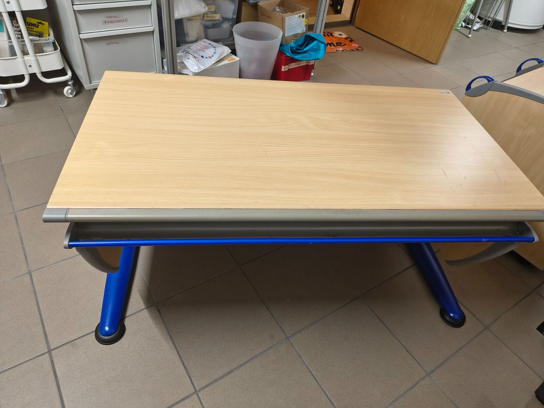 Bureaux: Höhenverstellbares Pult inkl Schubladestock – D'occasion à Lostorf par SoNi019