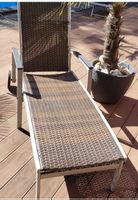 Liegestuhl / Sonnenliege aus Polyrattan mit Rollen