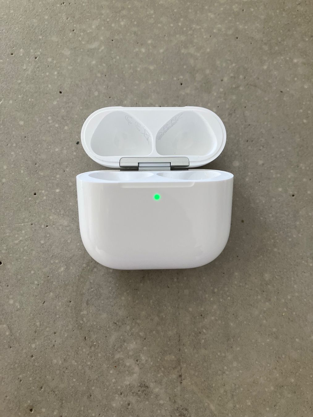 Apple Casques audio: APPLE AIRPODS 4 CASE ANC – D'occasion à Lausanne par mr.v