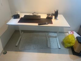 Schreibtisch weiss mit Metallgestell, gebrauchter Zustand