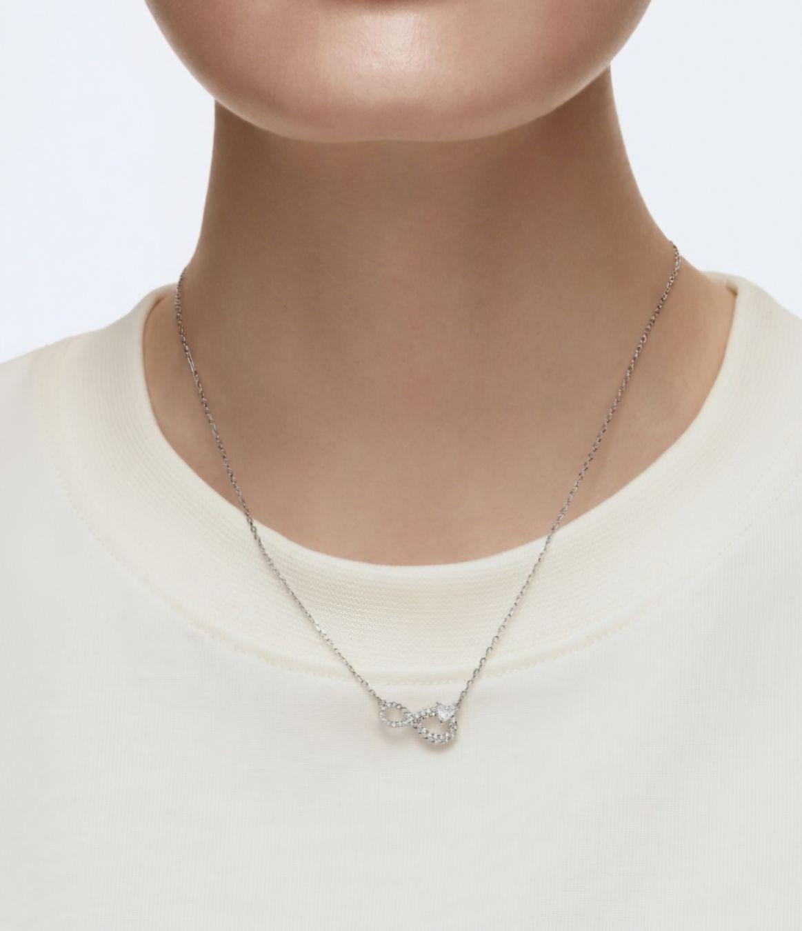 Swarovski Catenine: Swarovski Halskette Infinity mit Steinen – Usato da Siebnen venduto da kar_gxl6
