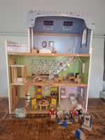 Puppenhaus mit Puppen und Möbeln, guter Zustand