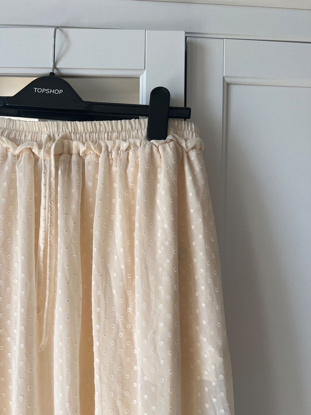 H&M Jupes: Jupe longue à plumetis H&M 42 – D'occasion à Neuchâtel par Thesebootsaremadeforwalking