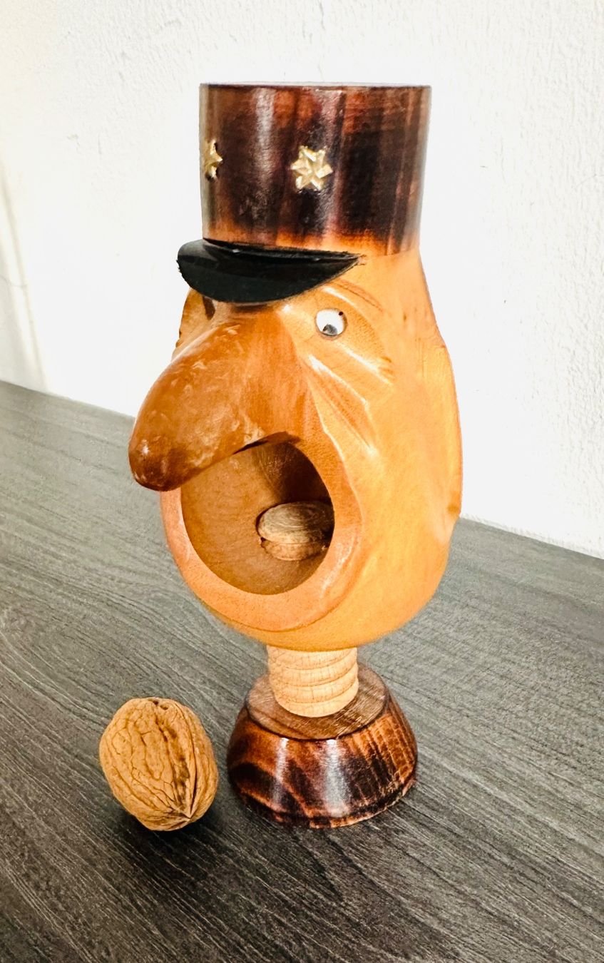 Elettrodomestici da cucina: Vintage Nussknacker Holz, General Giusan? – Usato da Zürich venduto da brazerola 2