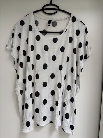 polka dot t-shirt size M