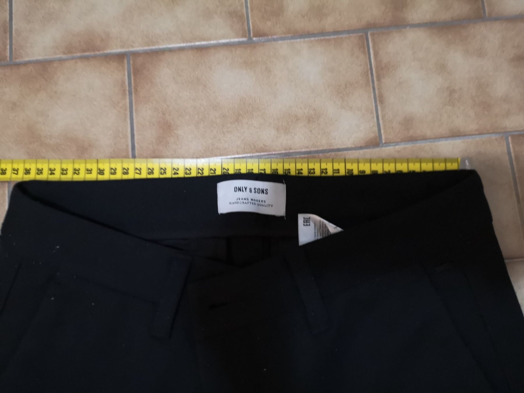 Pantaloni: Pantalon noir – Usato da CORMINBOEUF venduto da savaja 8