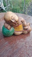 Figurine enfant bouddha dormant sur balle sculptée bois état