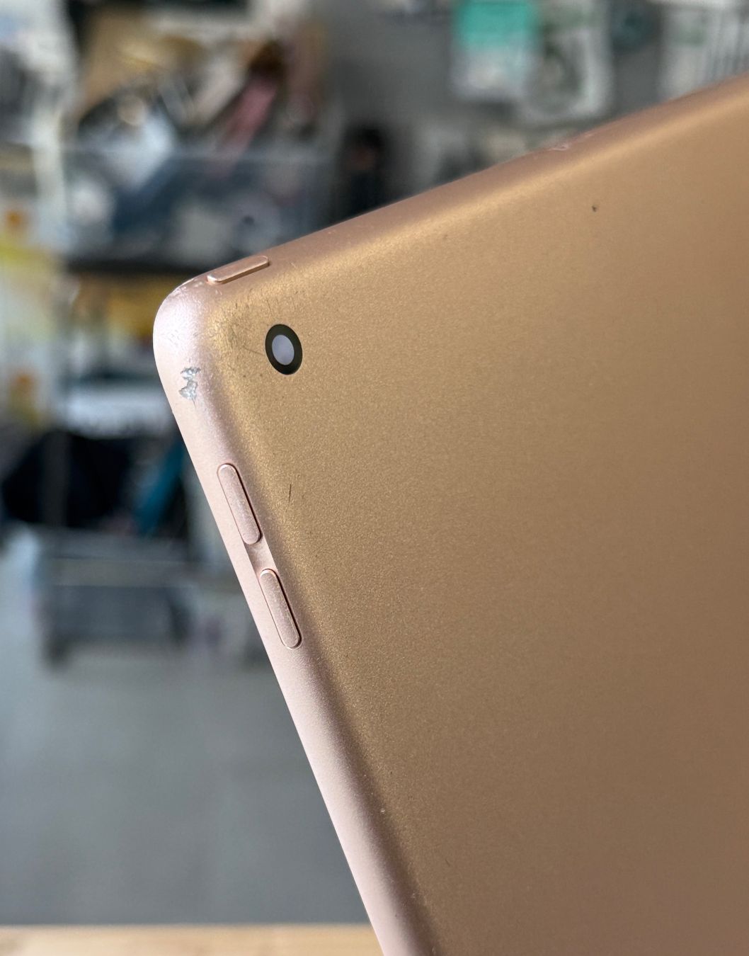 Apple Covers & Borse: Coque arrière pour iPad 7 avec Batterie – Usato da Morges venduto da DA-repa 4