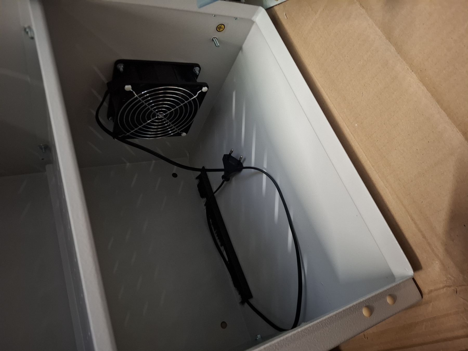 Racks & Cavalletti: Serverschrank Neu, inkl. Lüfter – Nuovo e nell'imballaggio originale da Niederglatt ZH venduto da adr_vc9s 1