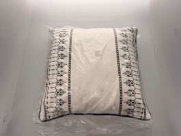 Kissen mit Muster neu verpackt 50x50cm