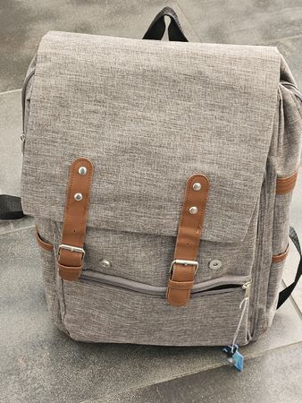 Rucksack grau mit Regenschutz, Sitzunterlage unbenutzt 