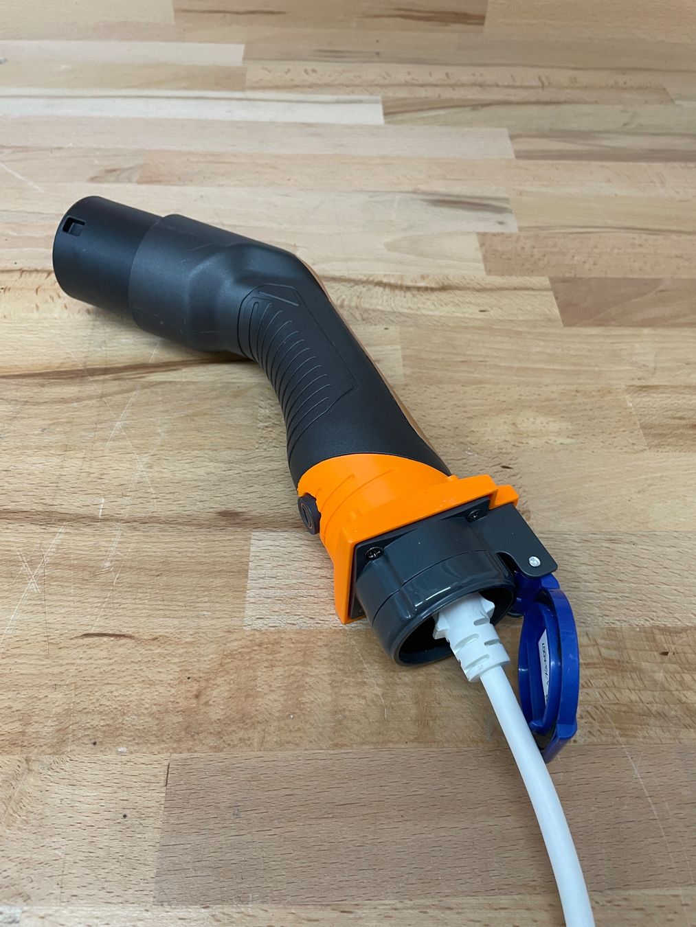 Lecteurs & Adaptateurs: Adapter 230 Volt Haushaltstecker an der Wallbox – Neuf (Voir description) à Erlenbach ZH par Zehnder-Jara 4