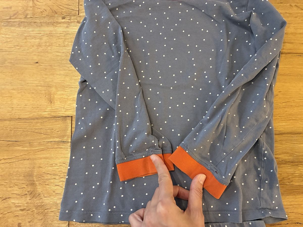 Pyjamas & Ähnliches: Pyjama grau gepunktet / Grösse 122/128 – Gebraucht aus Münchenstein von Pricemaker100 4