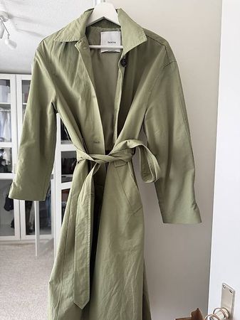 OLIVGRÜNER TRENCHCOAT BERSHKA