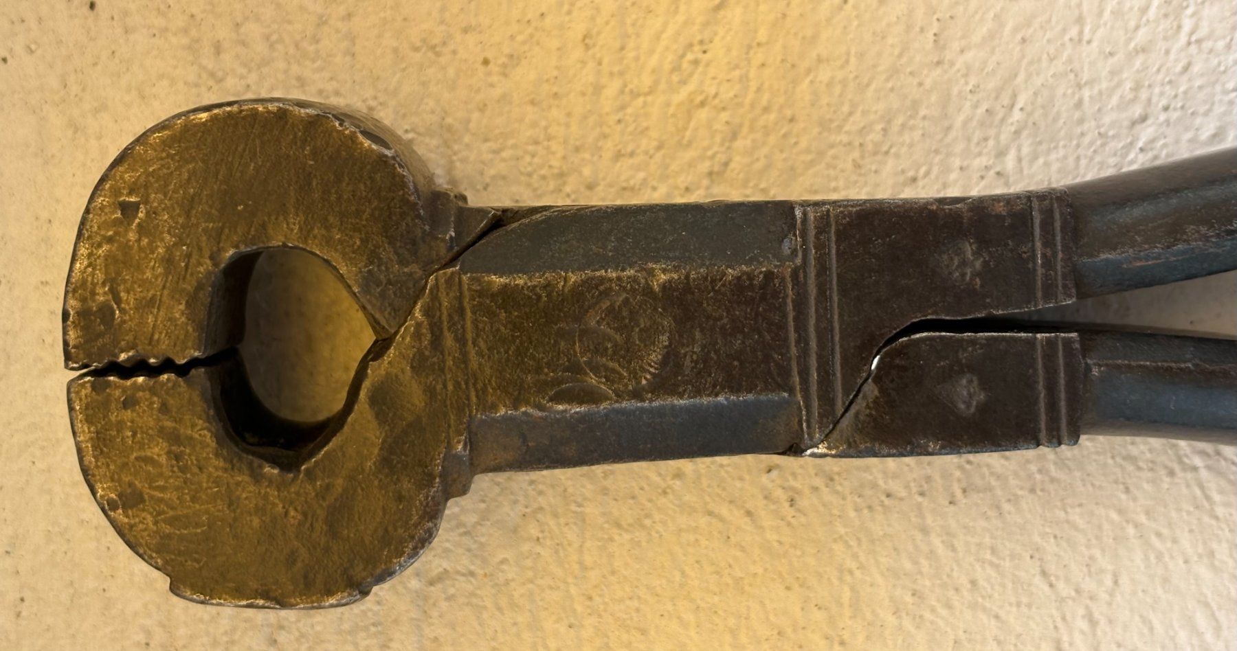 Tutti gli attrezzi: ANTIKE EISEN ZANGE 26CM LANG MIT PUNZEN – Usato da Ostermundigen venduto da wini63 1