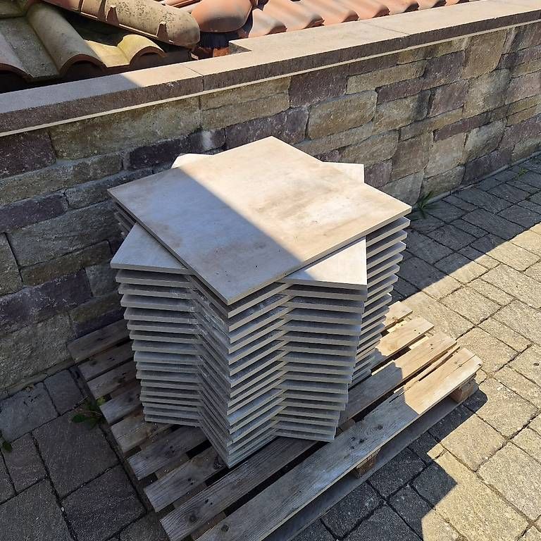 Rivestimenti per pavimenti: Feinsteinzeugplatten – Usato da Hirschthal venduto da tinek 2